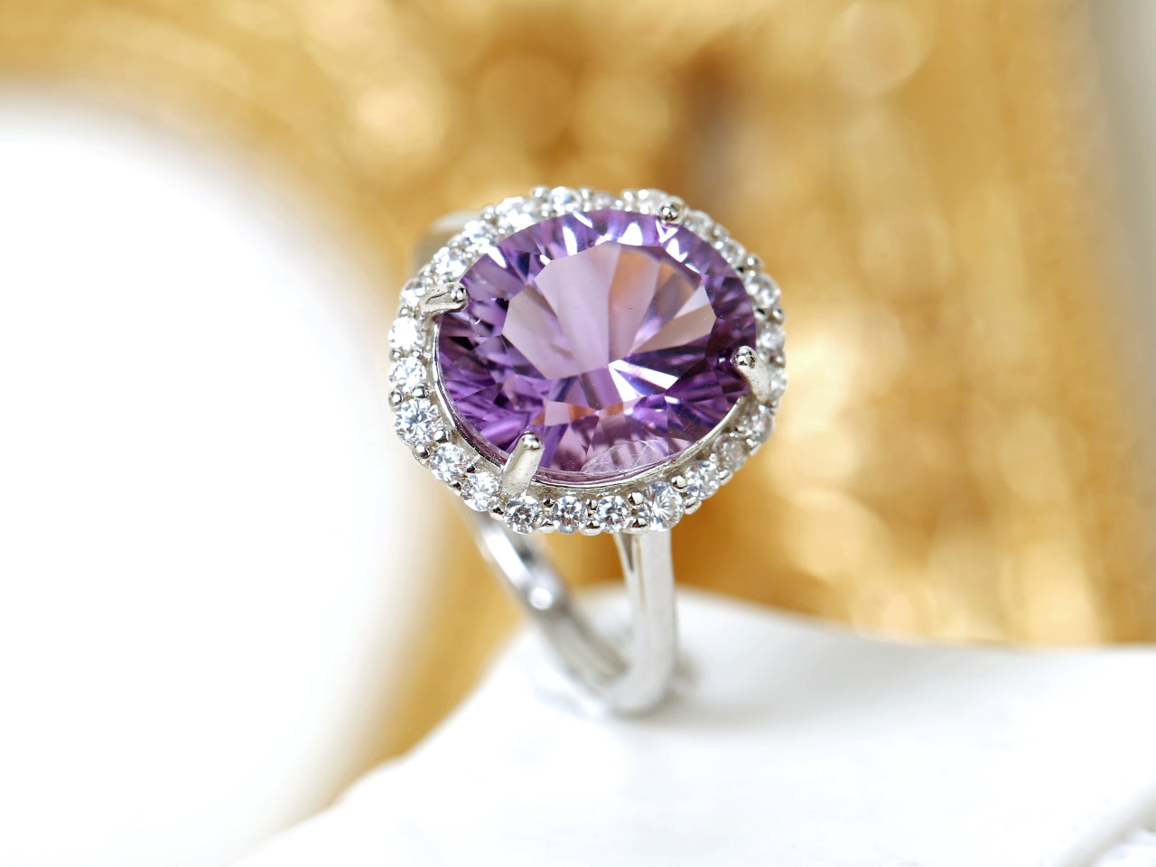 Vintage - Style Amethyst Halo Ring: A Timeless Symbol of Elegance and Spirituality
