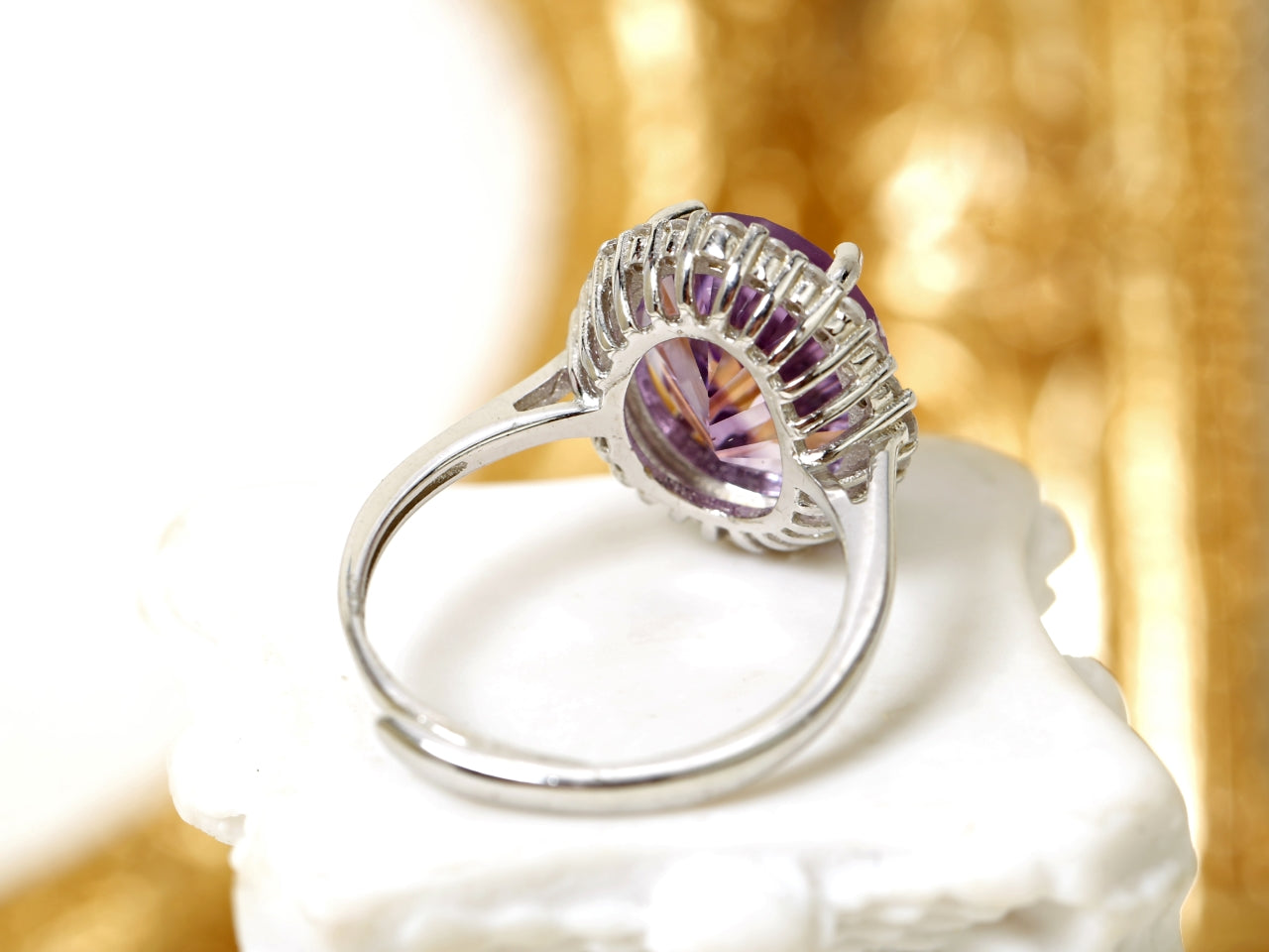 Vintage - Style Amethyst Halo Ring: A Timeless Symbol of Elegance and Spirituality
