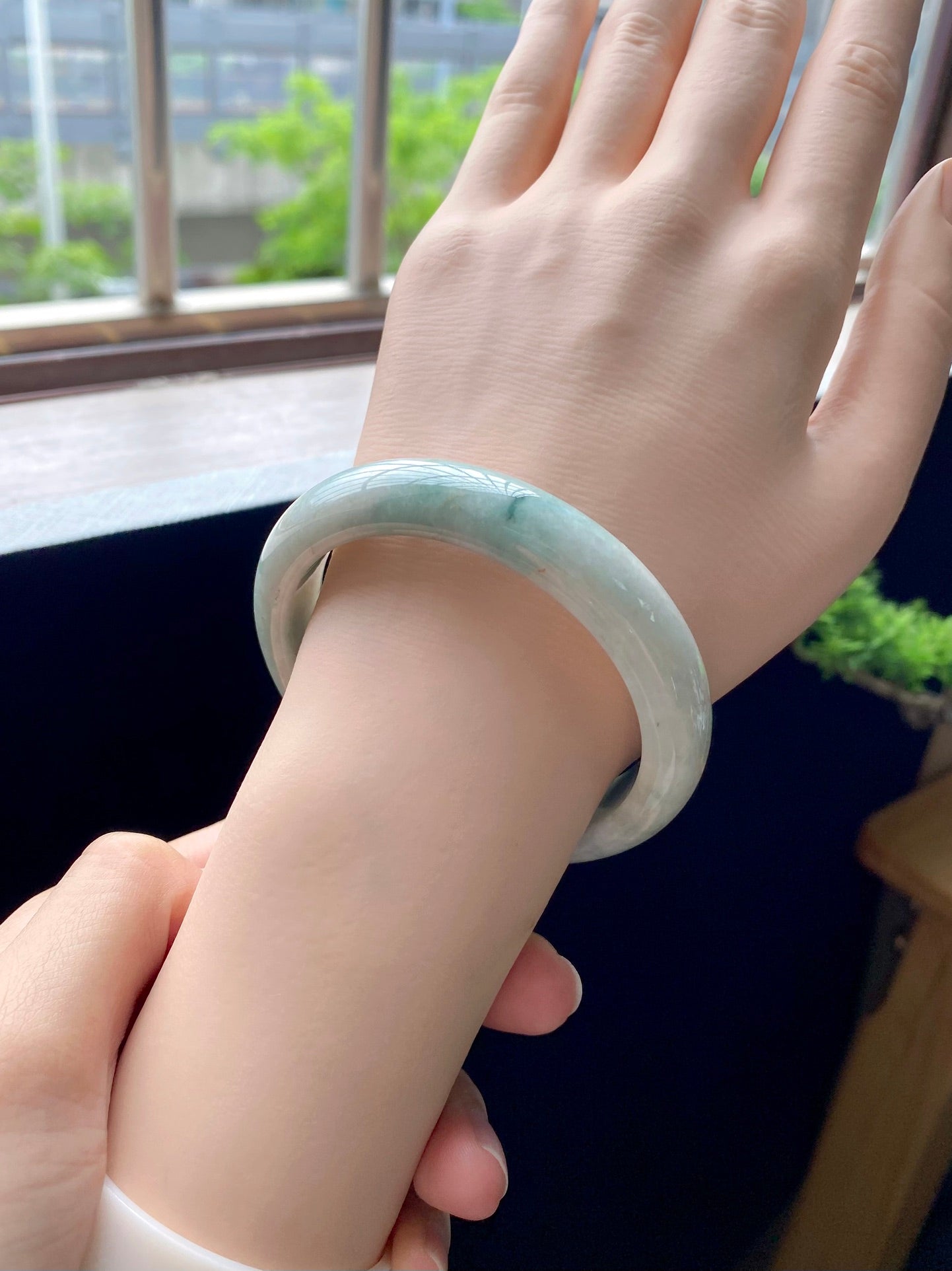 Drifting Green Pattern Round Bangle (Finished, Crack Special Offer)