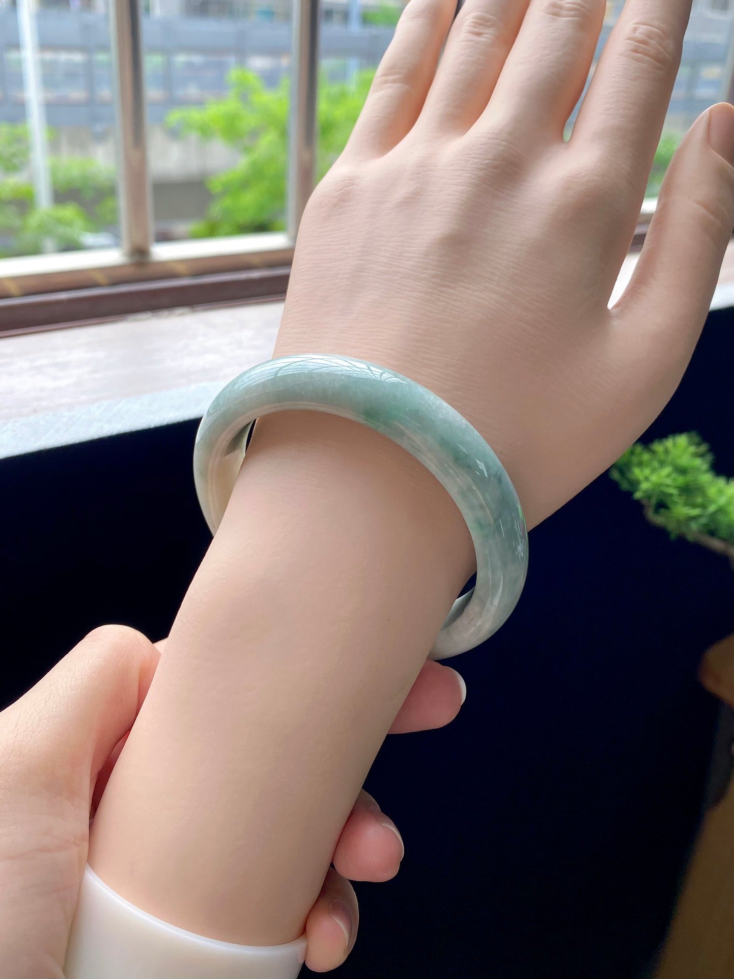 Drifting Green Pattern Round Bangle (Finished, Crack Special Offer)