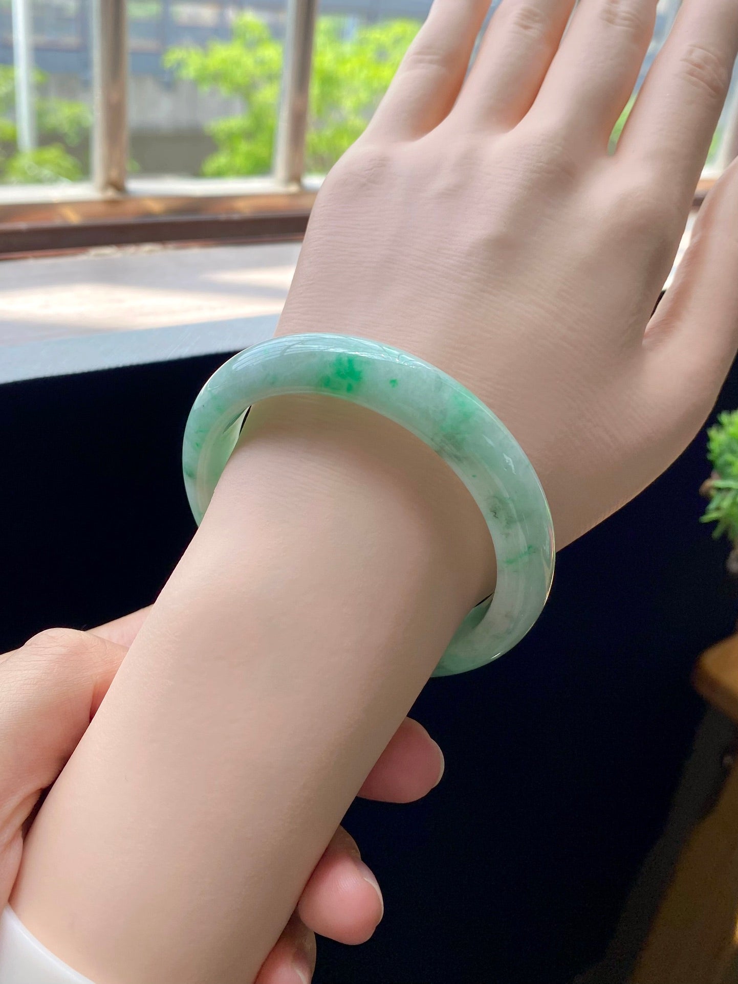 Green Floral Drifting Round Bangle (Finished) | Item No. HY-5385 | Size O55.8-11.8-8.2