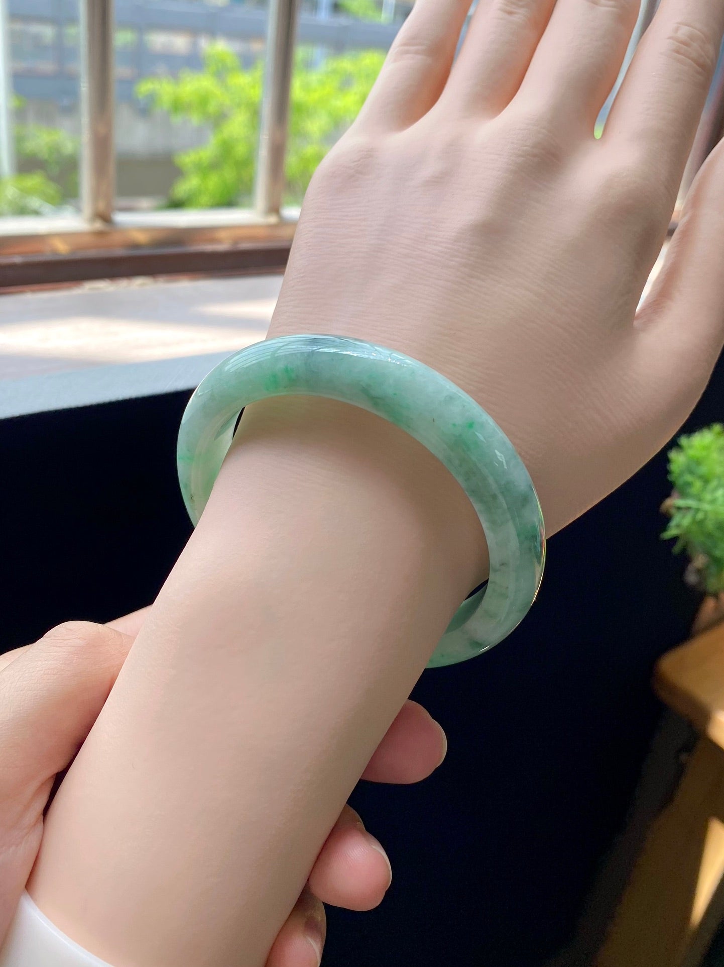 Green Floral Drifting Round Bangle (Finished) | Item No. HY-5385 | Size O55.8-11.8-8.2