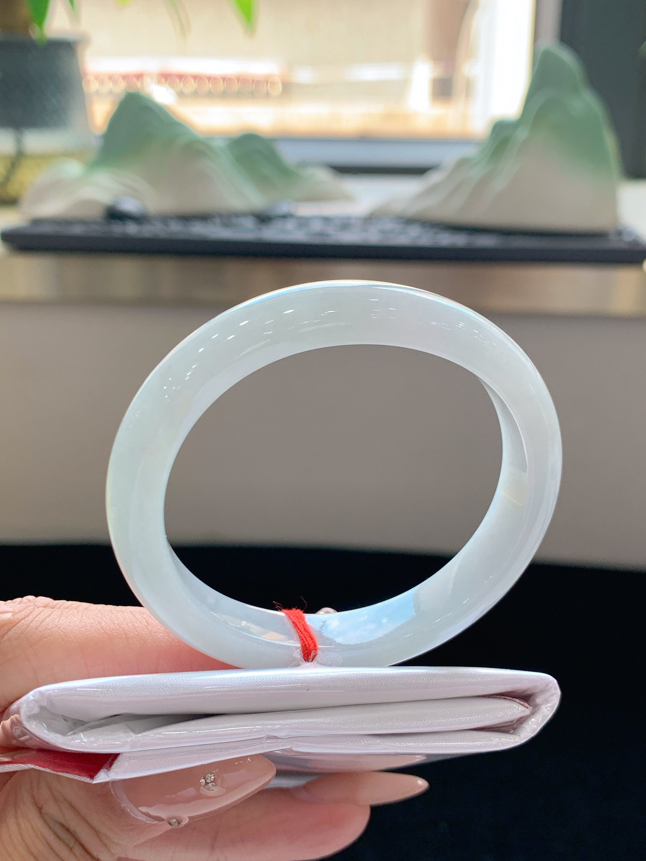 Large-Circumference Half-Mountain Water Finished Round Bangle