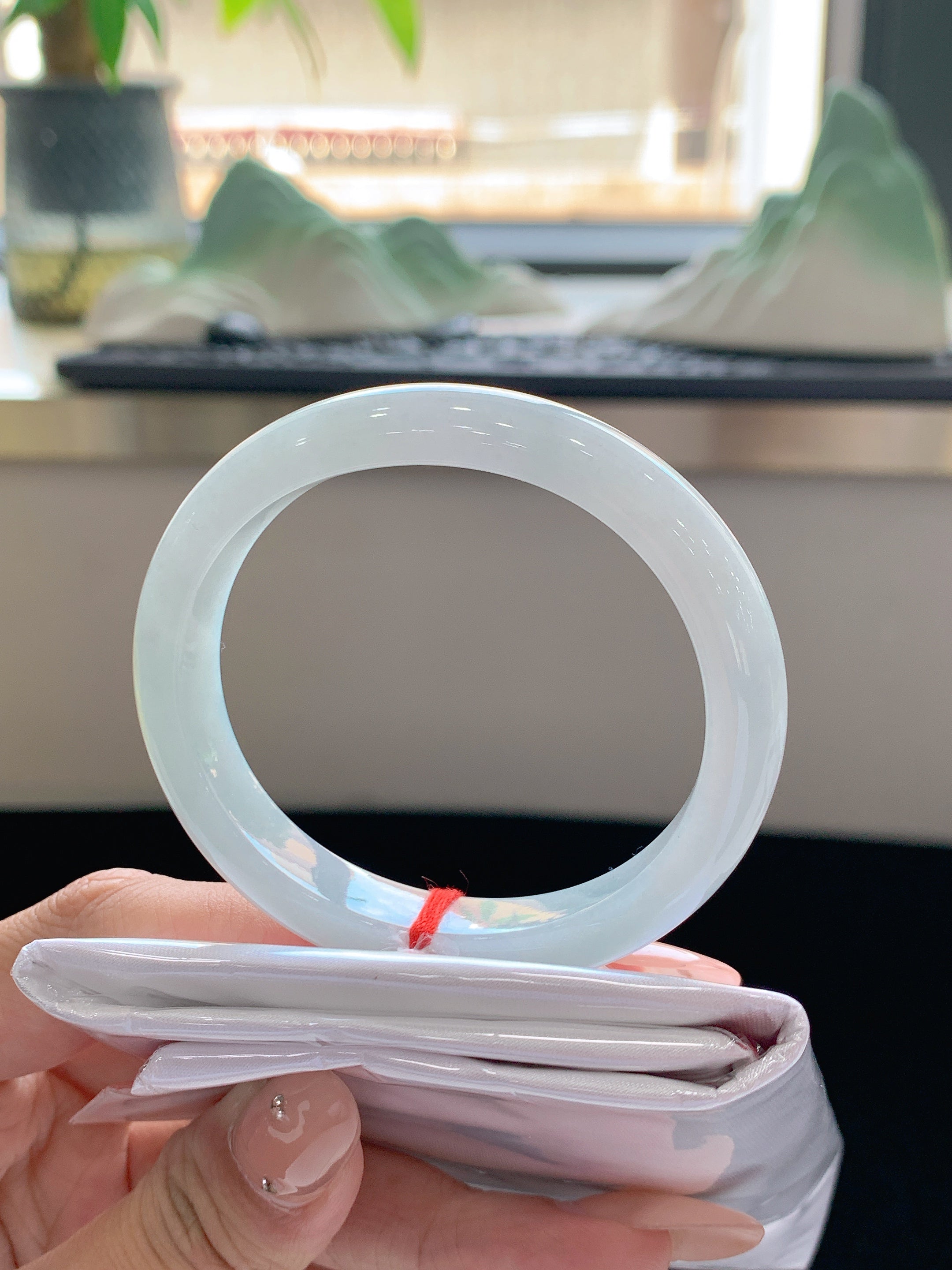 Large-Circumference Half-Mountain Water Finished Round Bangle