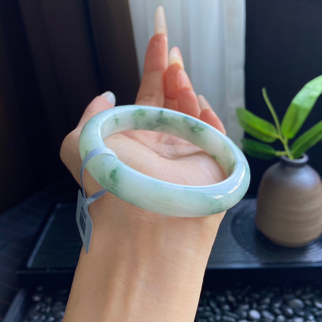 Jadeite Bangle with Full-Circle Drifting Green Patterns