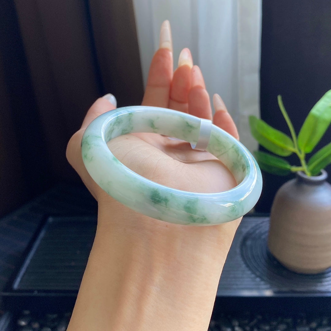 Jadeite Bangle with Full-Circle Drifting Green Patterns