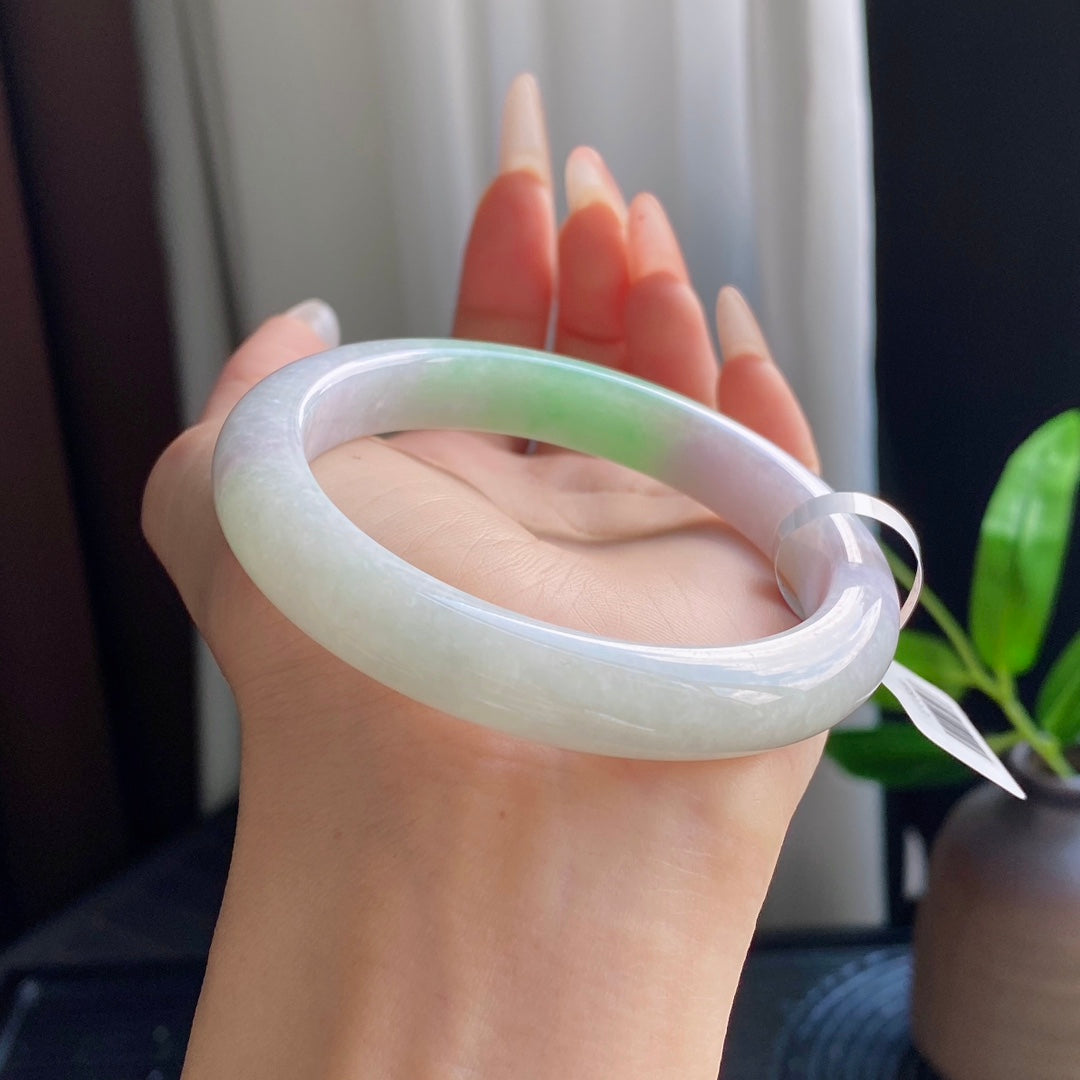 Drifting Green Jadeite Bangle