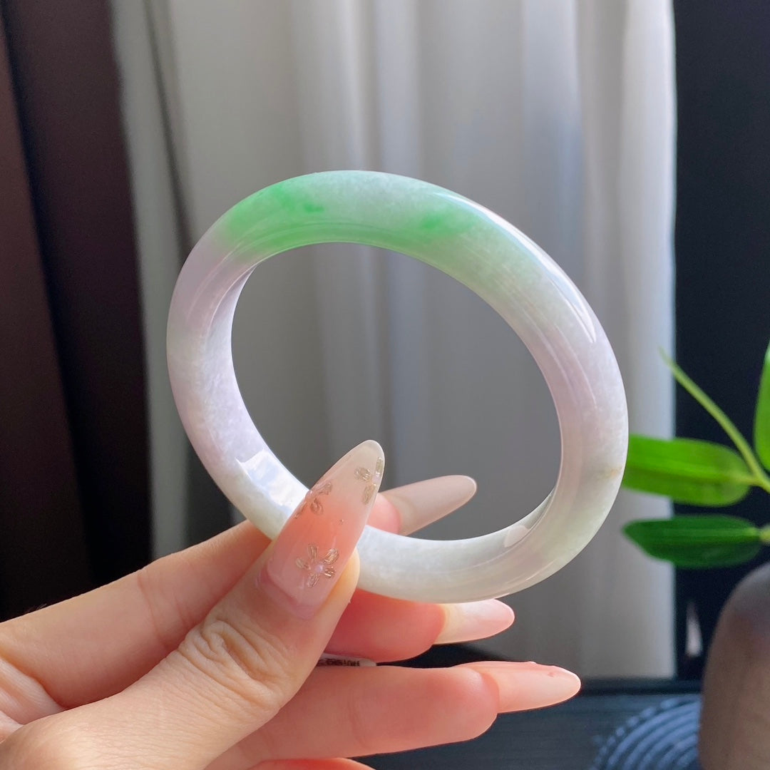 Drifting Green Jadeite Bangle