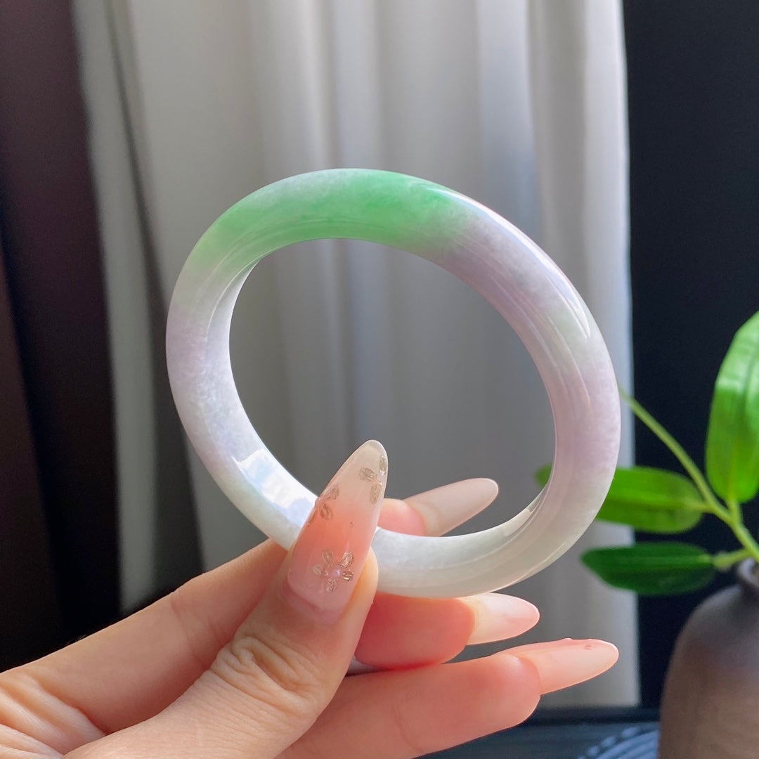 Drifting Green Jadeite Bangle
