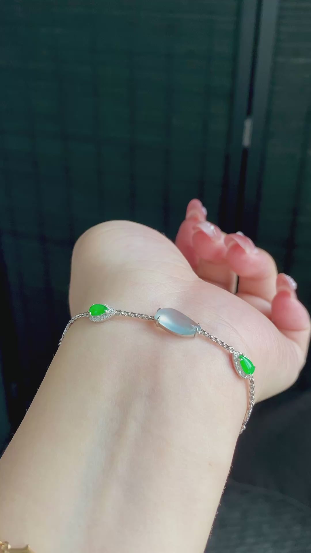 Load video: S925 Sterling Silver Natural Jadeite Free-Form Design Bracelet