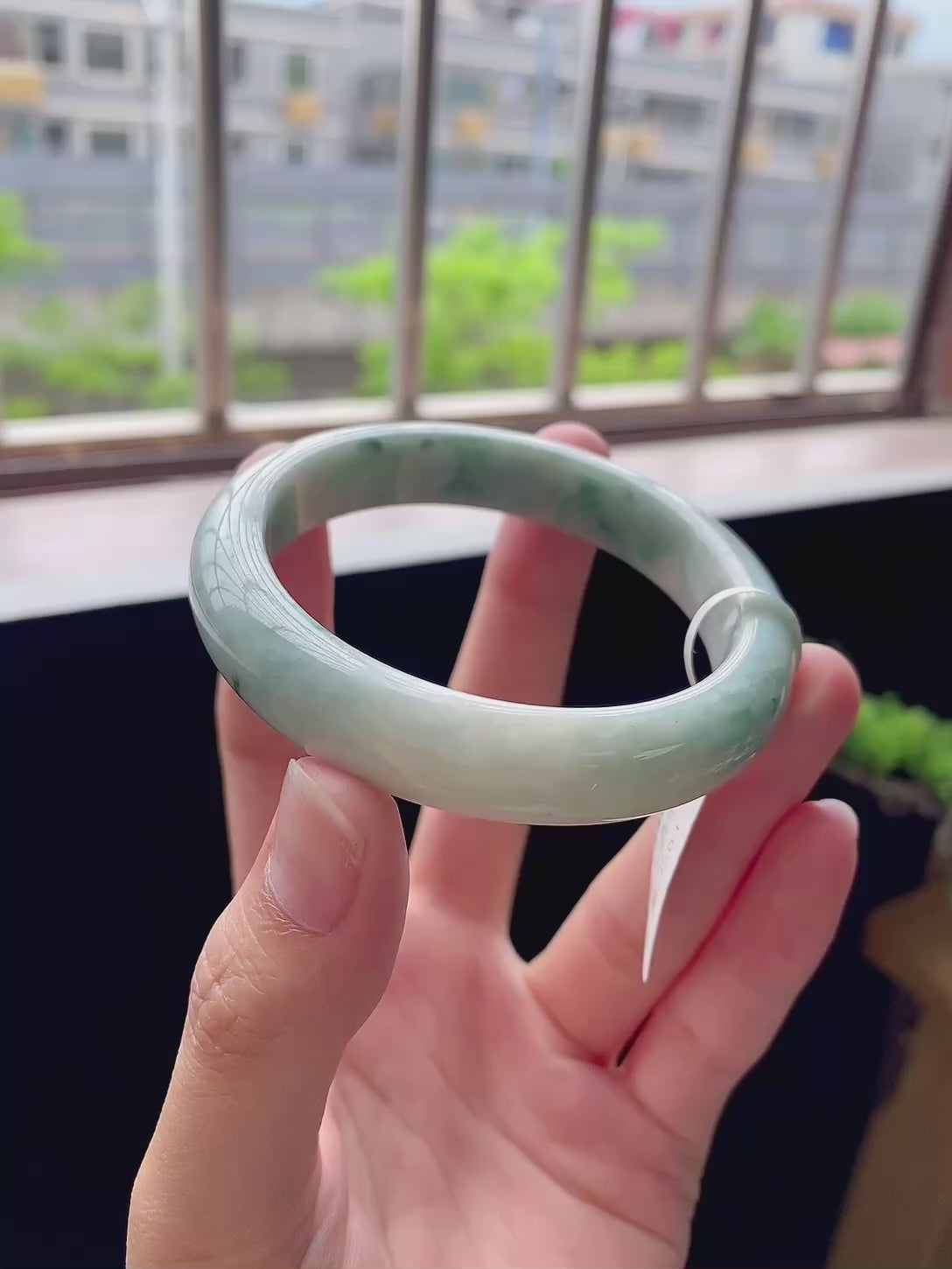 Load video: Drifting Green Pattern Round Bangle (Finished, Crack Special Offer)