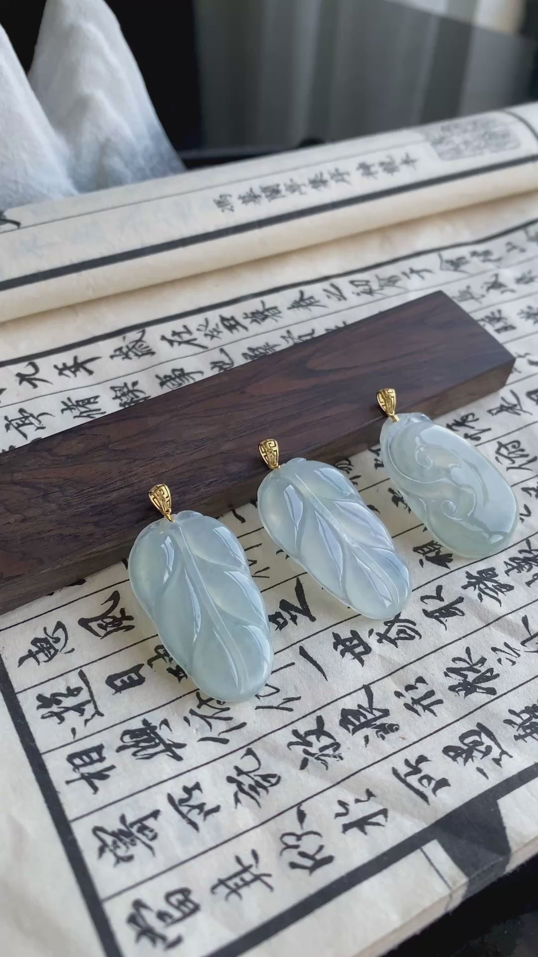 Load video: 18K Gold Icy Jadeite Leaf/Ruyi Pendant