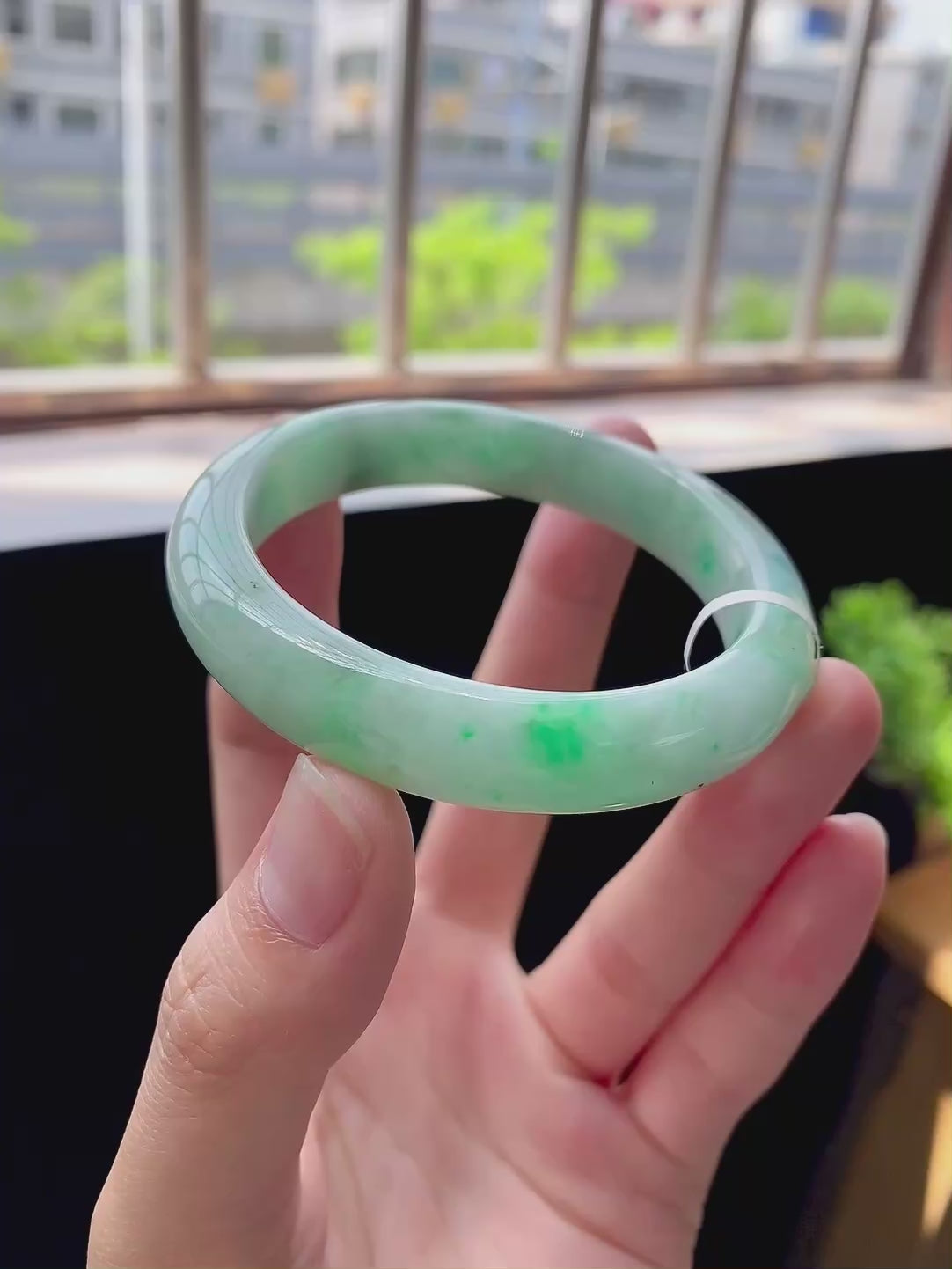 Load video: Green Floral Drifting Round Bangle (Finished) | Item No. HY-5385 | Size O55.8-11.8-8.2