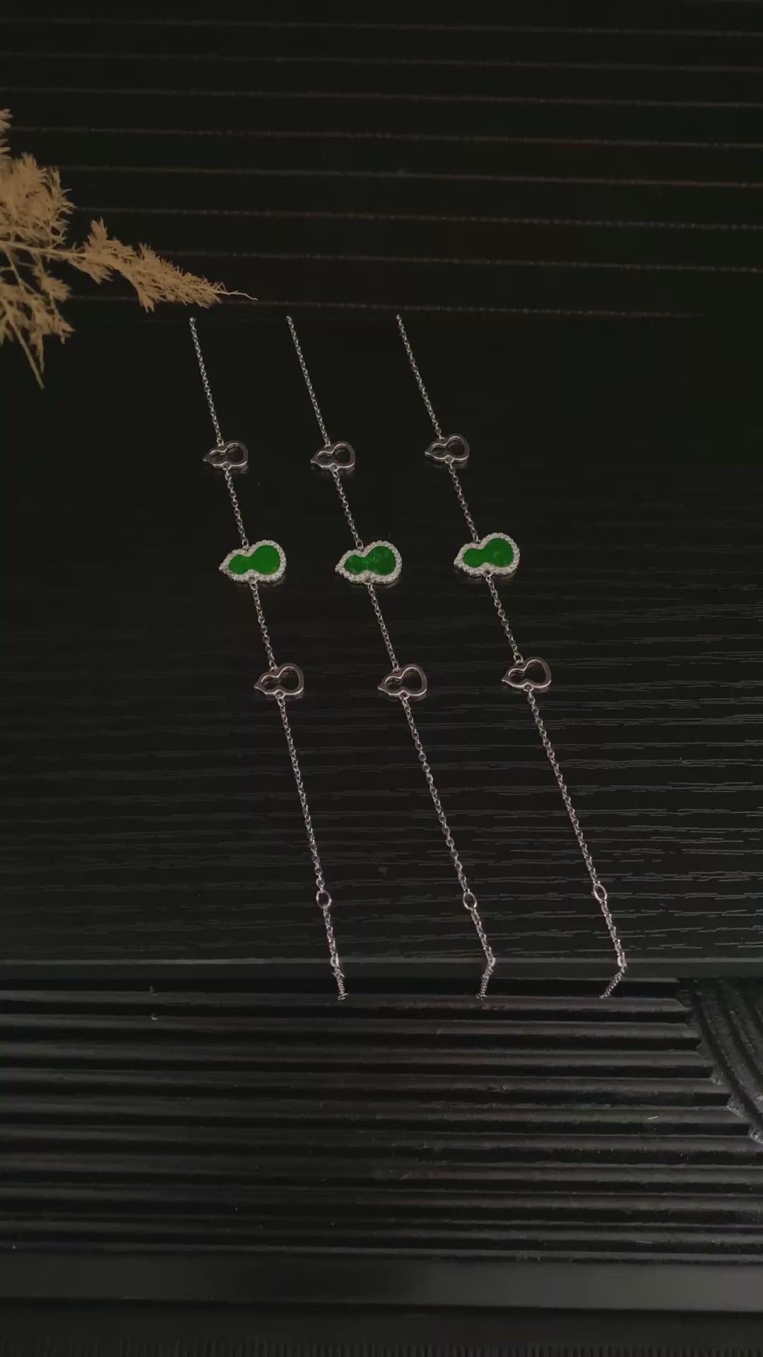 Load video: Full Green Gourd Bracelet