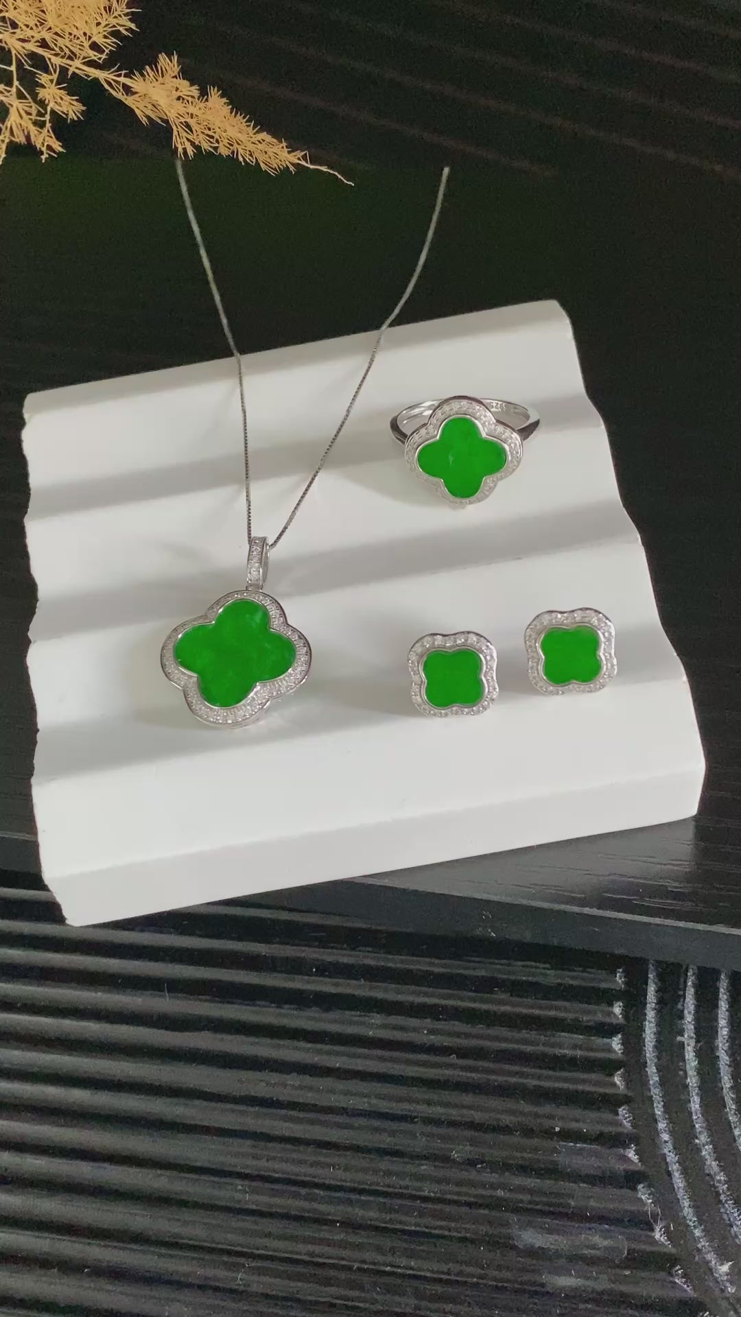 Load video: Full Green Clover 3-Piece Set